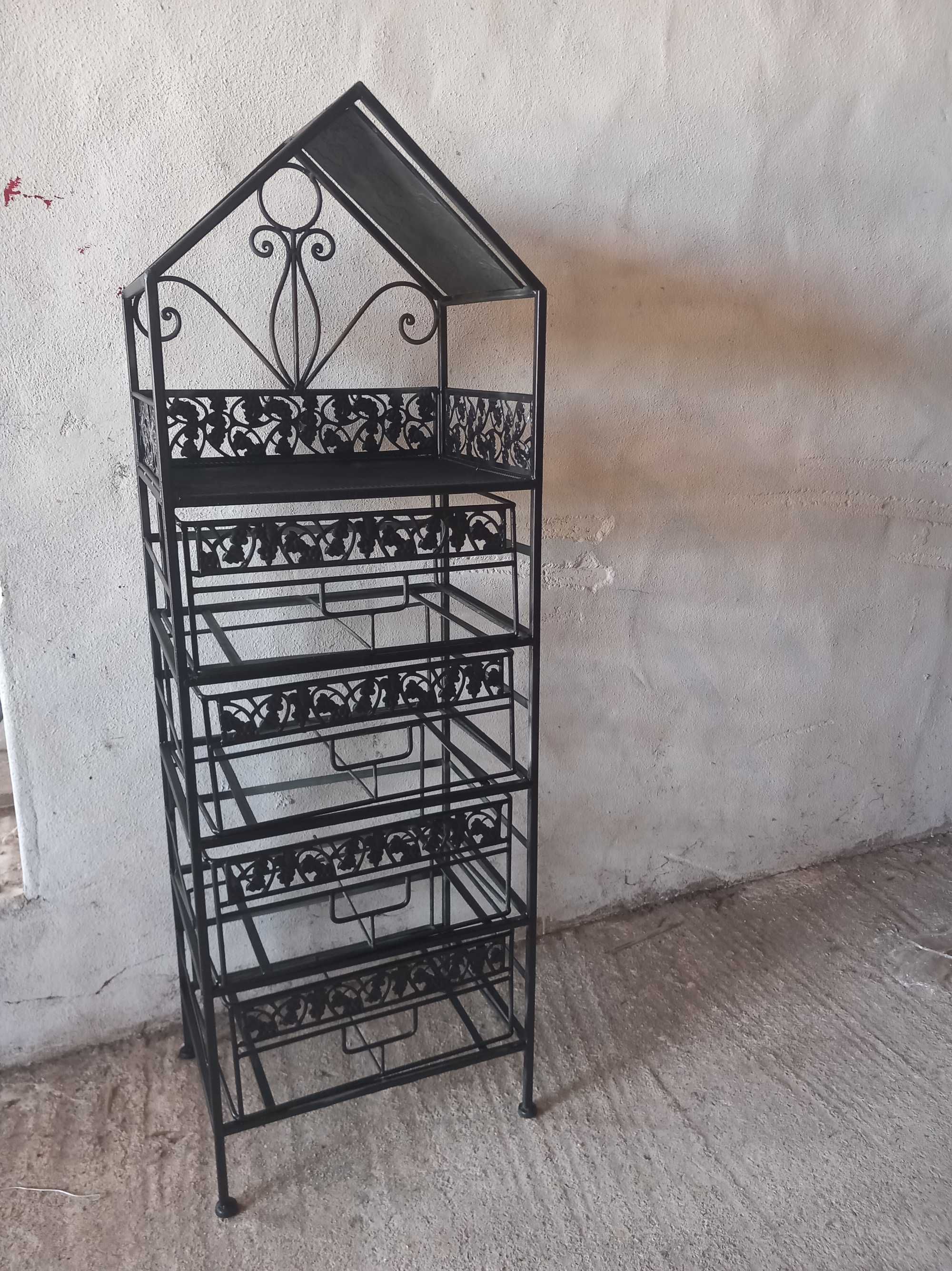 Prateleira de ferro com arrumação, quatro gavetas e uma Prateleira