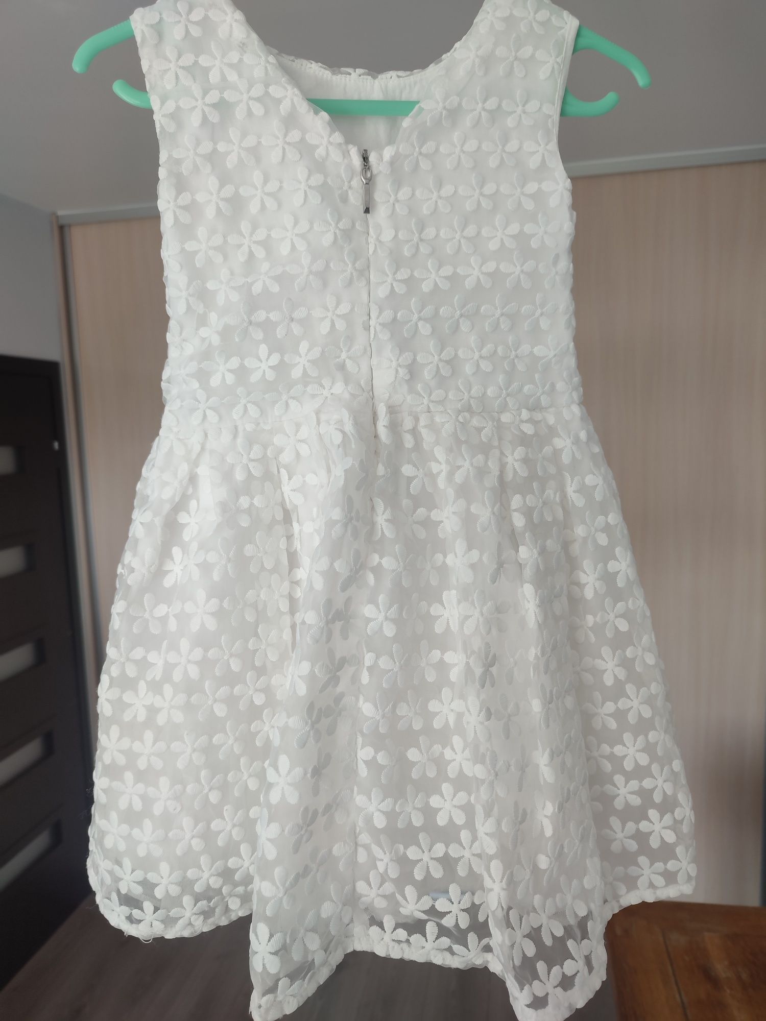 Sukieneczka dla dziewczynki,kolor: biały,r.104