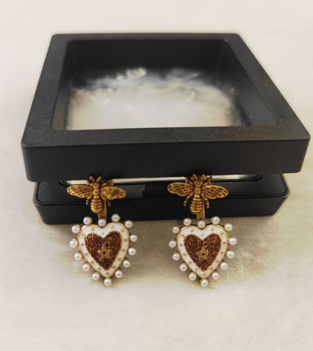 Kolczyki z muszkami i sercami  w stylu Dior