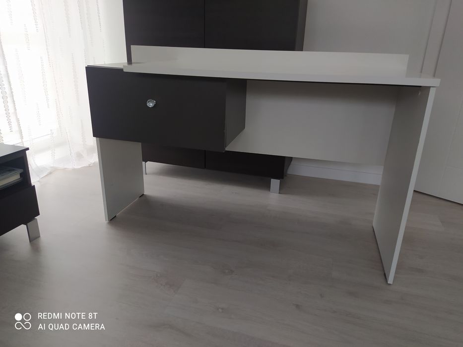 Sprzedam biurko w biało szarym kolorze