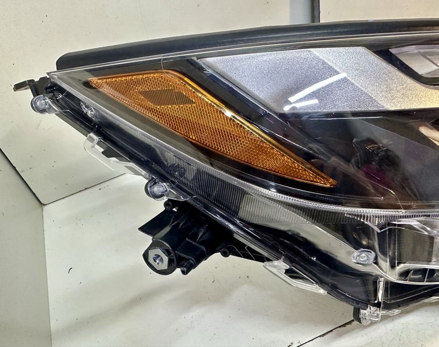 Правая фара Toyota RAV 4 Hybrid 2022 2023 811100R350
