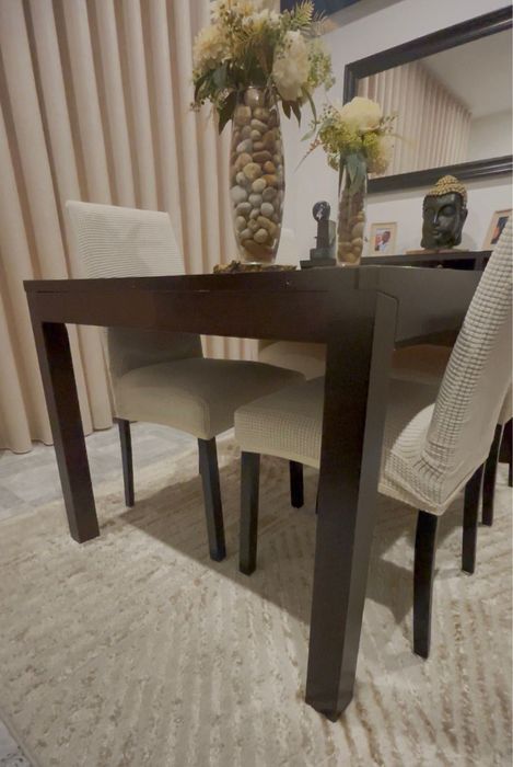 Mesa de sala extensivel e 4 cadeiras