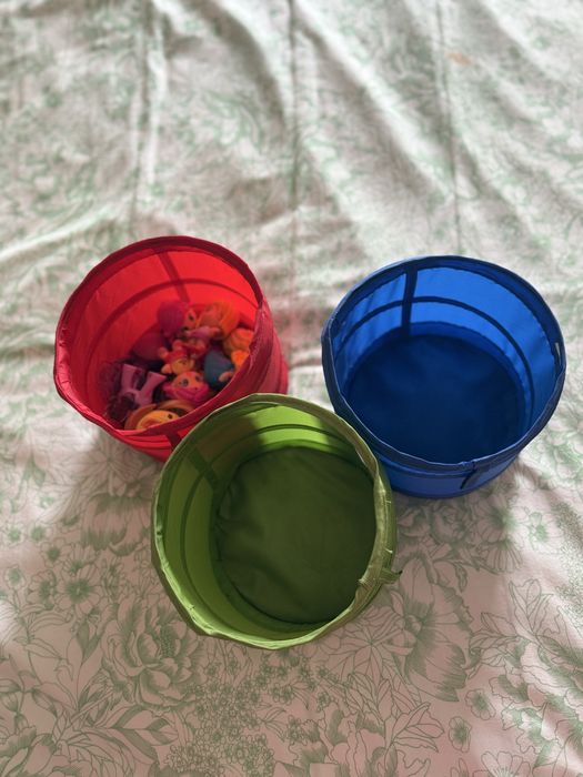 3 cestos ikea verde, azul e vermelho