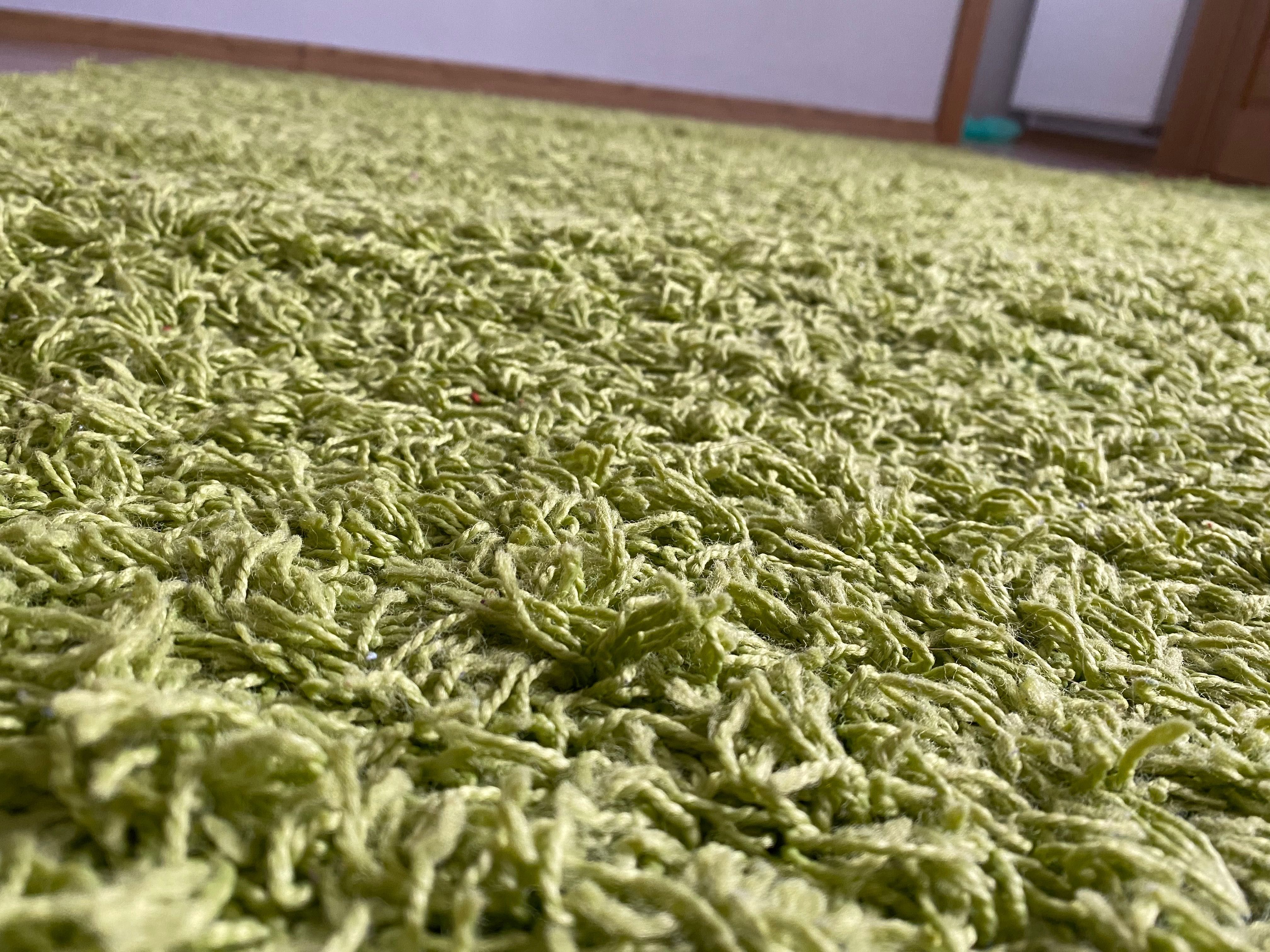 Dwa dywany shaggy zielone