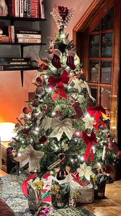 Árvore de Natal Verde com Pinhas – Elegância Natural