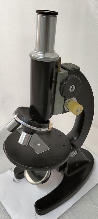 Microscópio Antigo de Laboratório Profissional