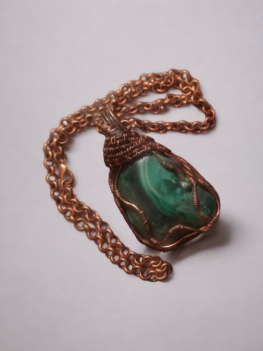 Niepowtarzalny duży wisiorek na łańcuszku  z malachitu i miedzi