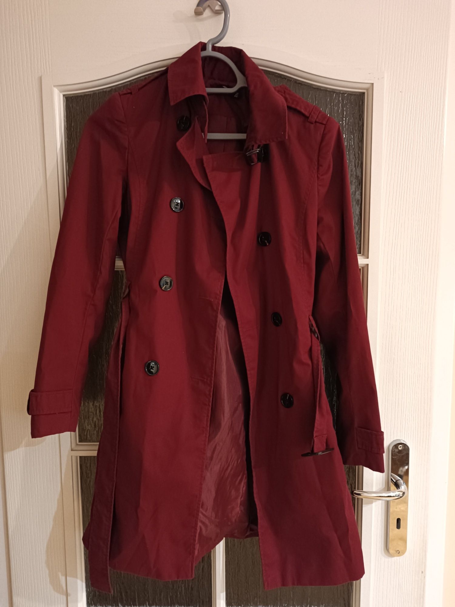 Bordowy czerwony płaszcz wiosenny