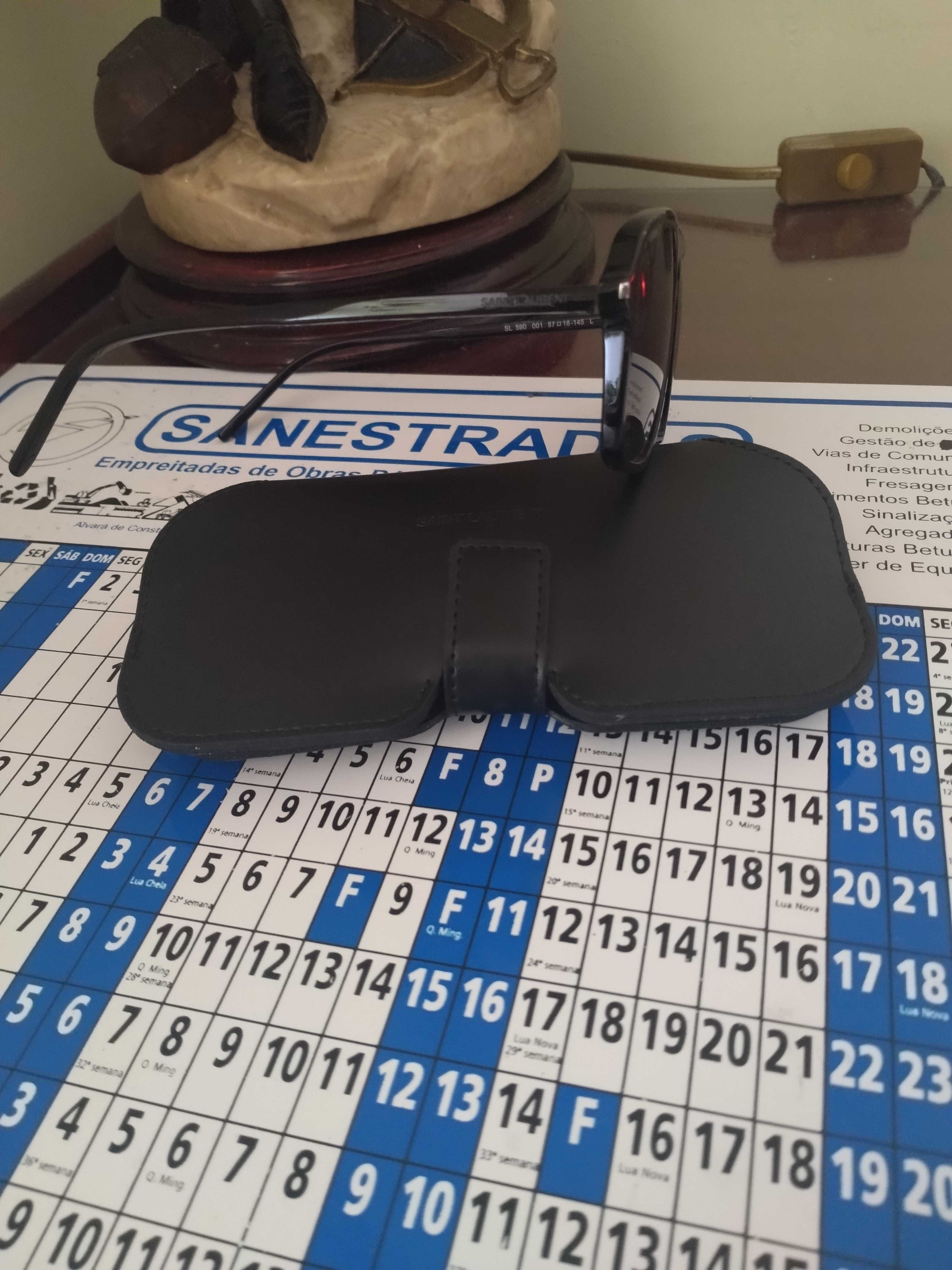 Óculos da Prada e Saint Laurent