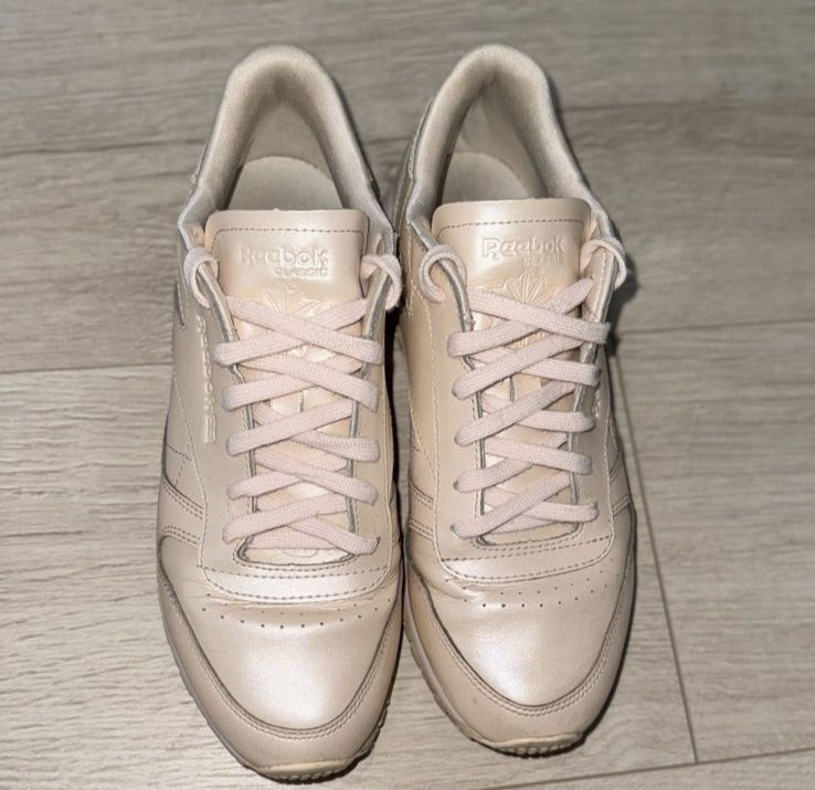 продам женские фирменные кроссовки Reebok оригинал