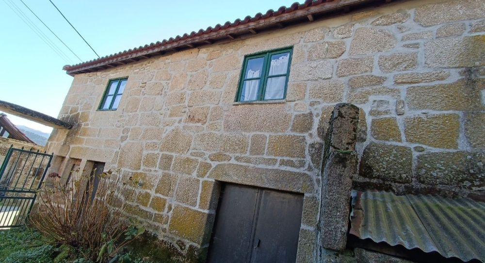 Casa em Pedra. Recuperar em Vilar de Ferreiros. Mondim de Basto