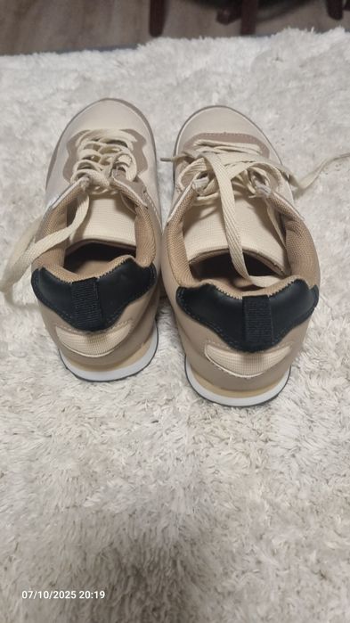 Ténis novos na caixa.