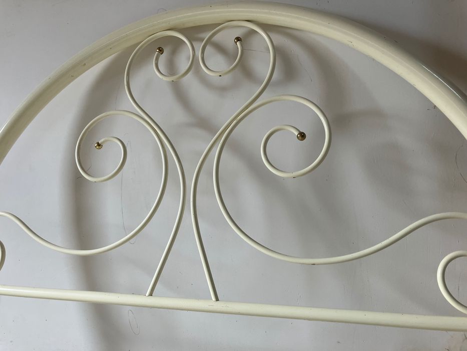 Cama vintage linda em ferro cor creme