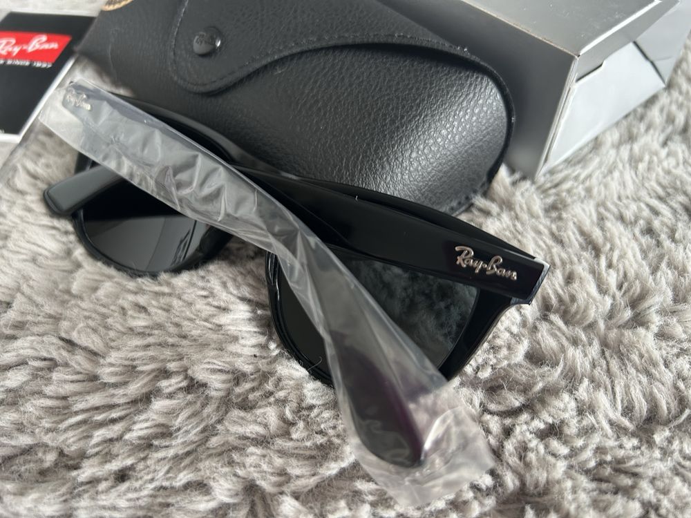 Okulary przeciwsłoneczne oryginalnej firmy Ray-Ban, model Wayfarer.
