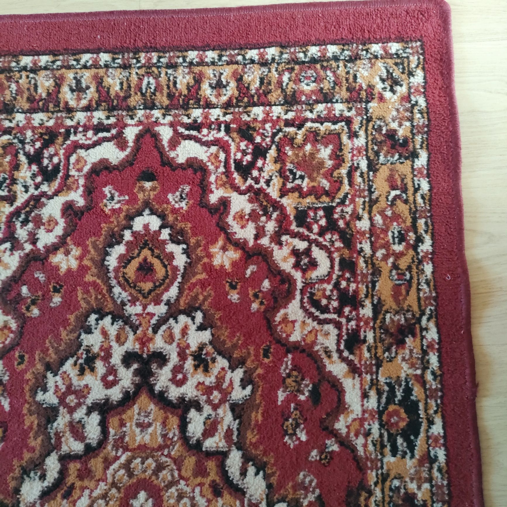 Mały dywan w kolorze bordowym