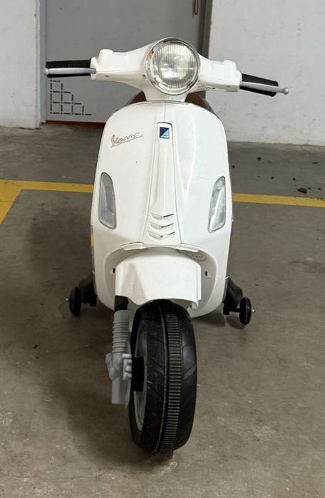 Mota Eléctrica Infantil Estilo Vespa Branca