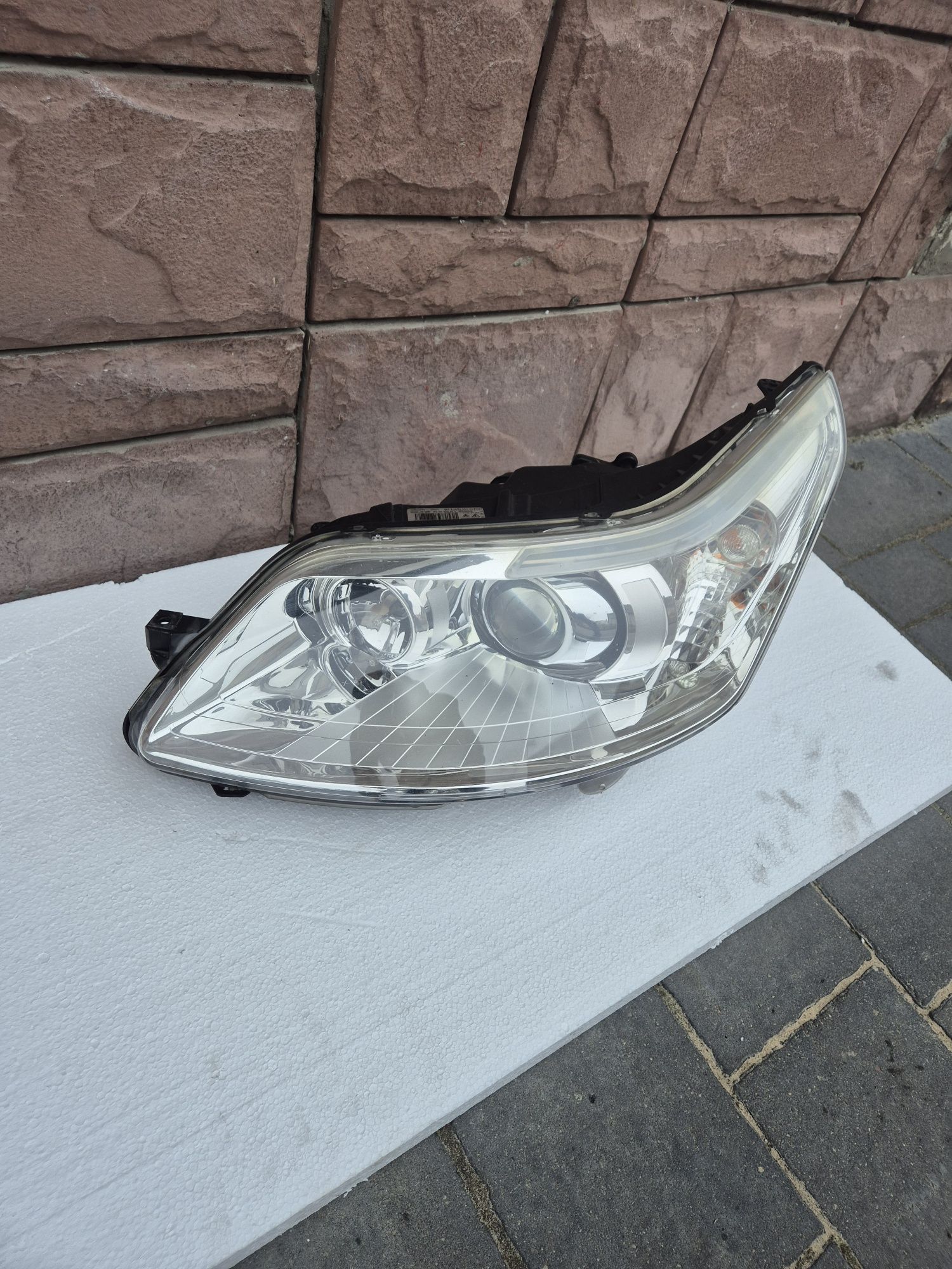 Lampa xenon przód przednia citroen c4 vts rok 06 europa hb