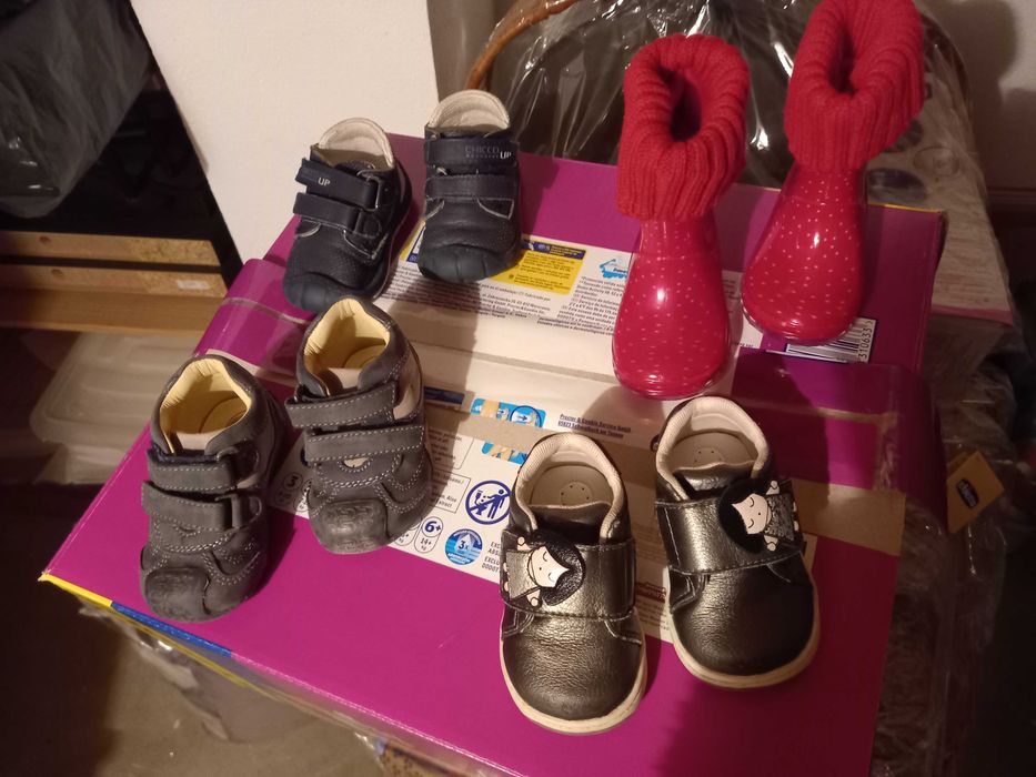 Sapatos, sapatilhas, sandálias e pantufas