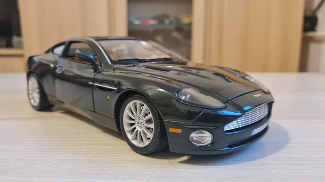 Aston Martin Vanquish BBurago 1:18, perfekcyjny, Burago