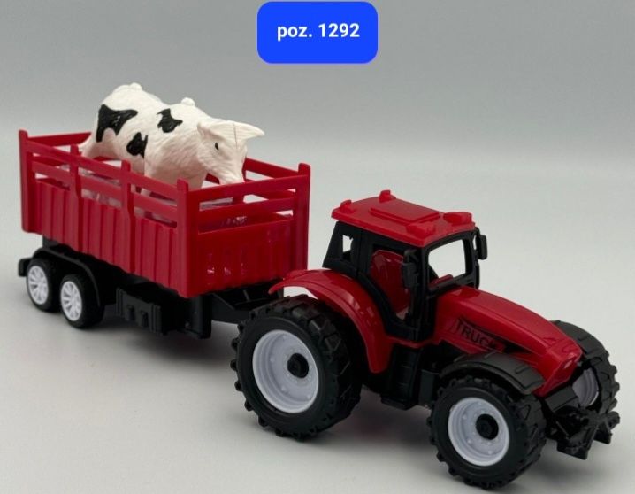Traktor / traktorek z krowa na przyczepie