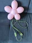 Lampka kwiatek Ikea Śniła Blomma różowa