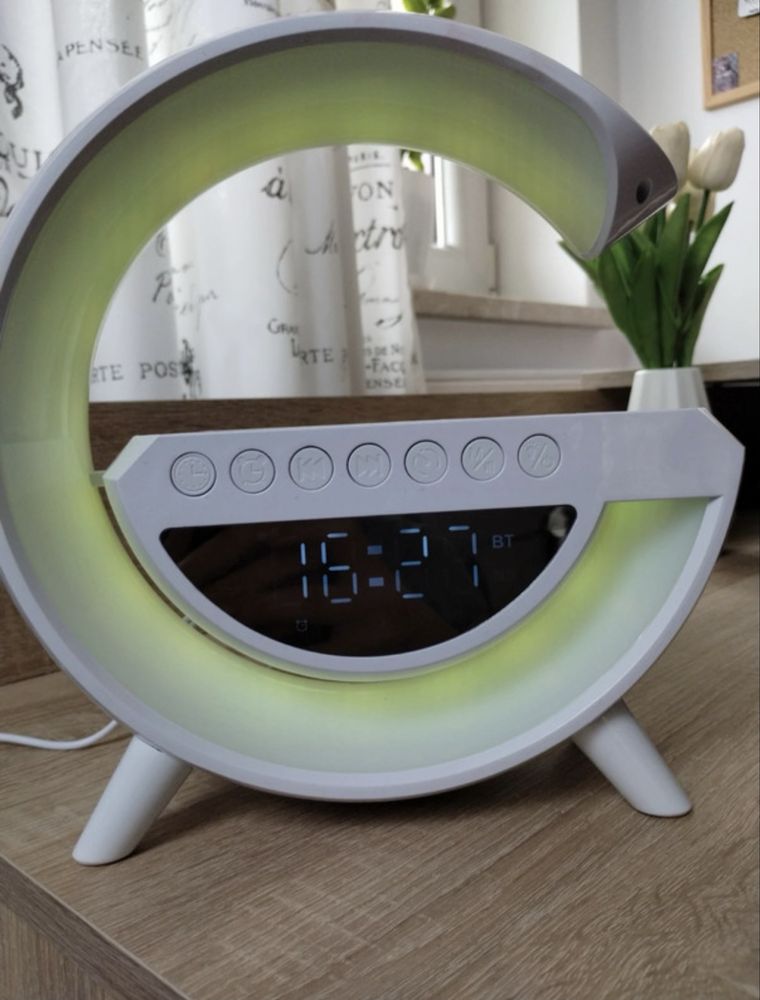 Lampka LED z głosnikiem i ładowarką, zegar, radio, budzik