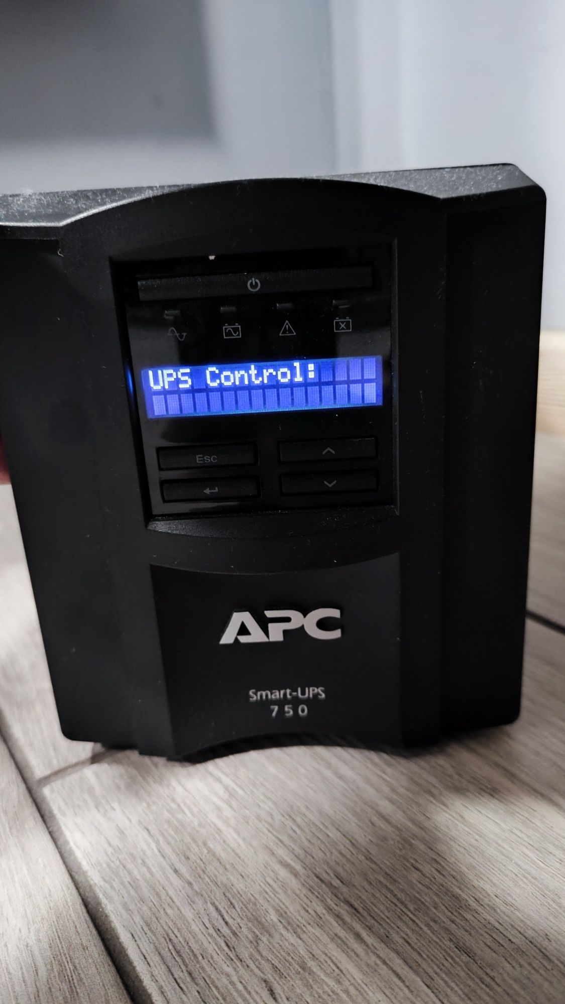 Блок безперебійного живлення Aps Smart-UPS 750 (SMT750I)