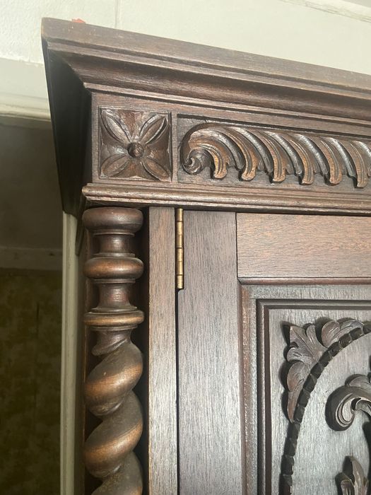 Armário roupeiro em bom estado geral desocupar