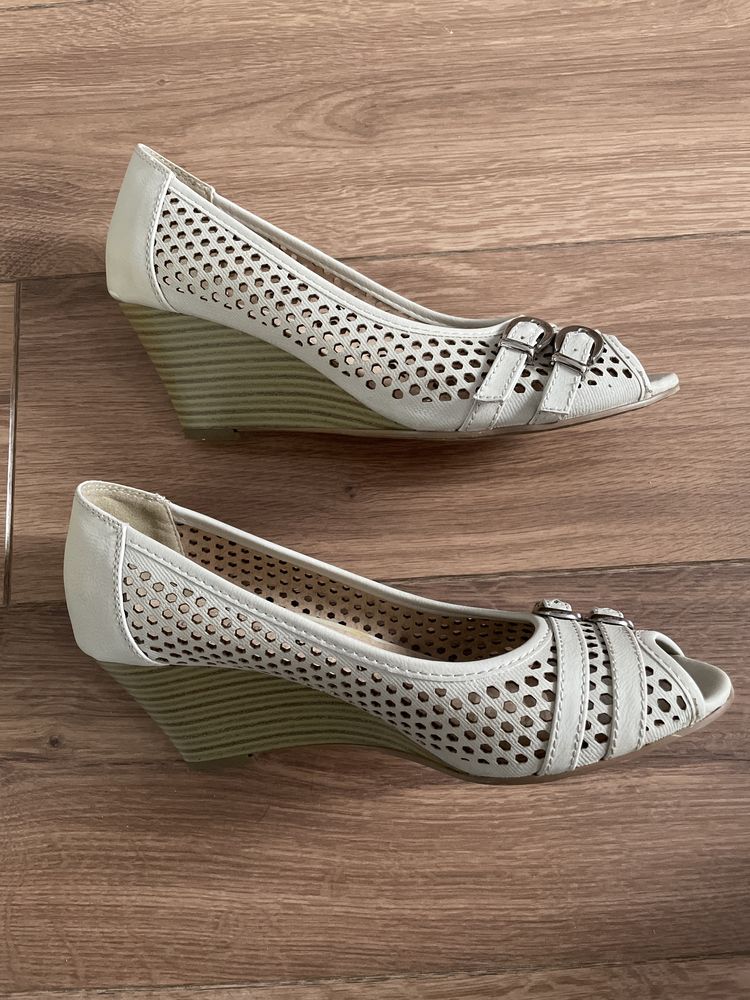 Buty z odkrytymi palcami, sandały na koturnie rozm. 38