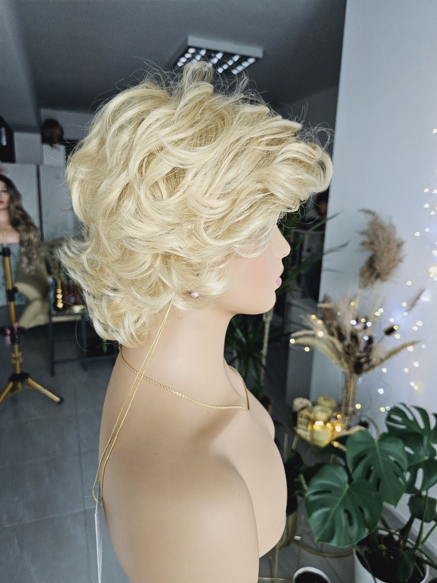 Krótka peruka blond naturalna fryzura KBS-12