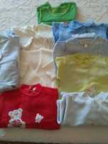 Várias peças de roupa de bebé