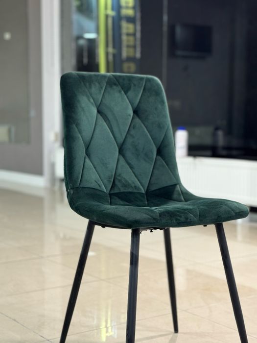 Зелені стільці з металевими ніжками