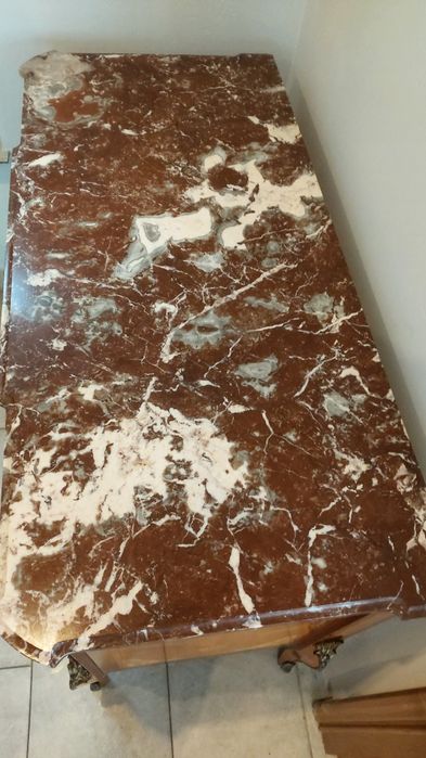 Komoda antyczna z marmurowym blatem – intarsje, mosiężne zdobienia

Sp