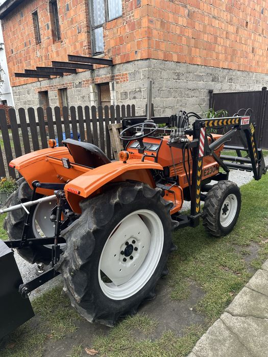Traktorek Hinomoto e2304 z turem wspomaganie