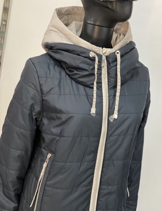 Осіння куртка нова жіноча демі пальто 42 48 плащ з капюшоном дешев