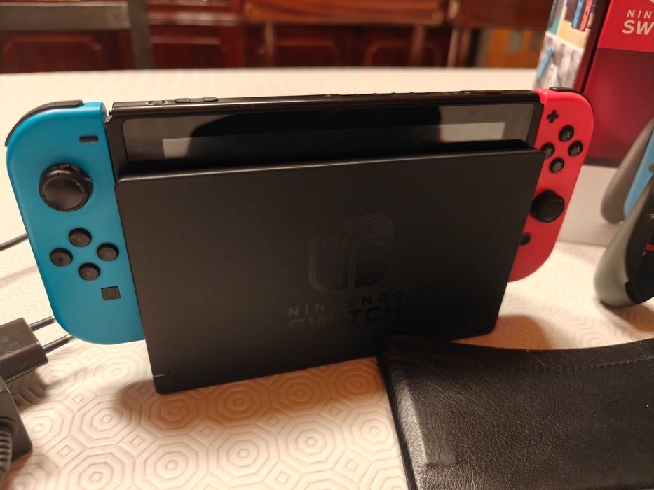 Nintendo Switch Consola + Caixa + Bolsa + Grip + Jogos
