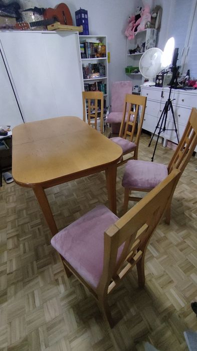 Stół drewniany z krzesłami