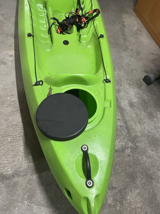 Kayak com pagaias e coletes