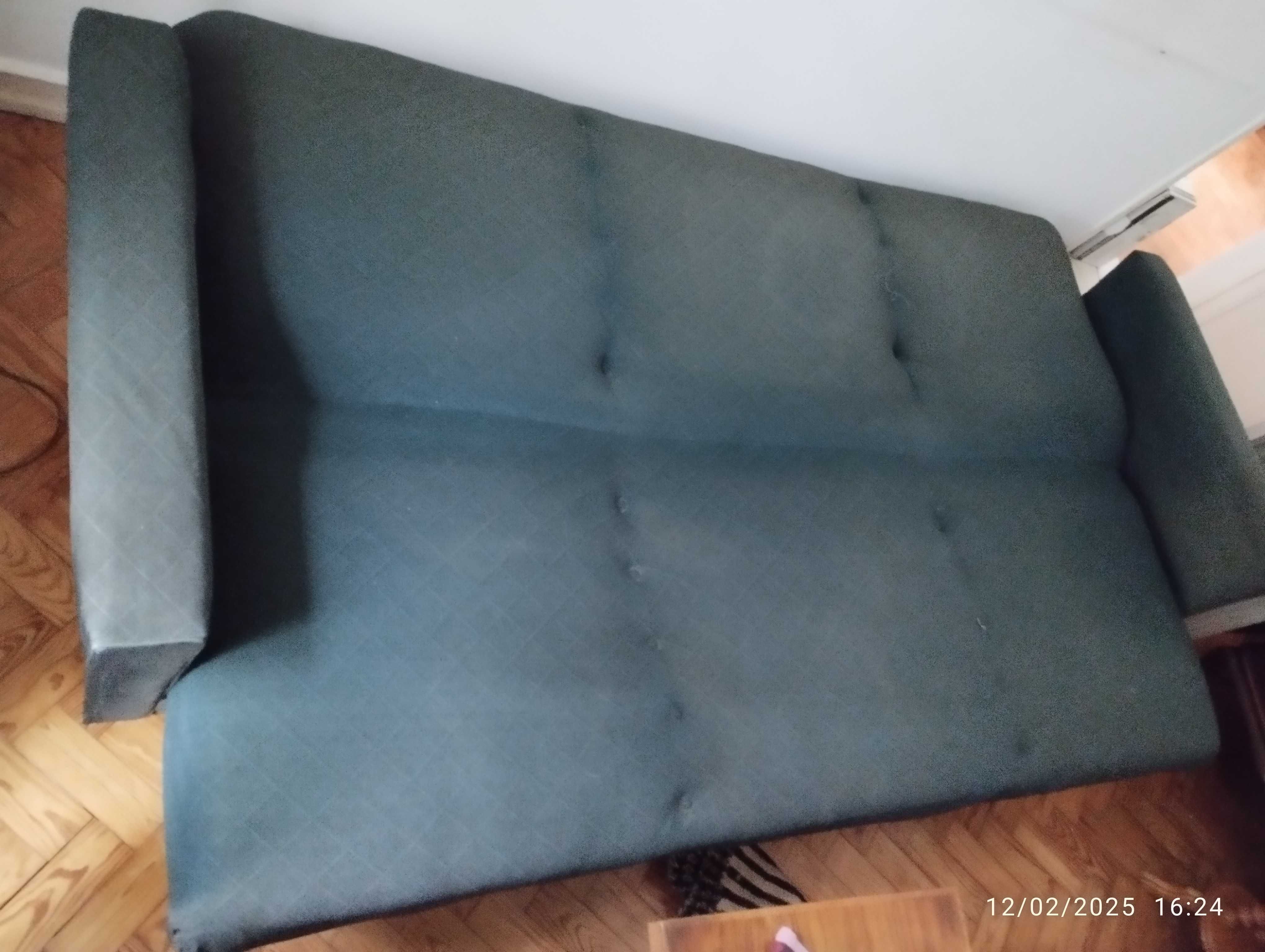 Sofá-cama usado.