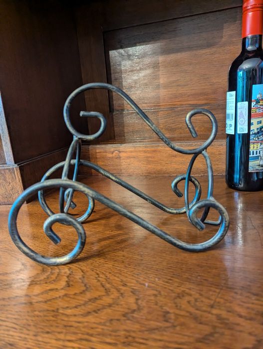 Mosiężny stojak na wino