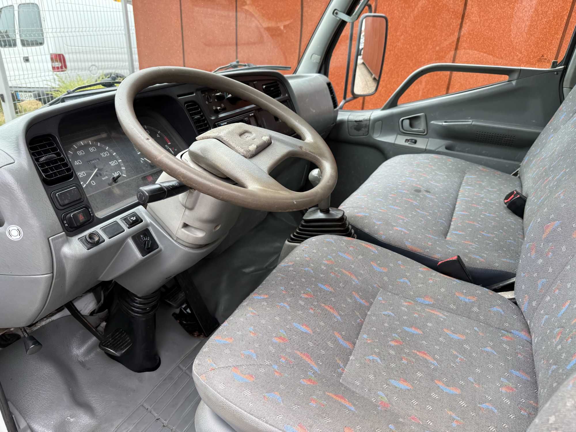 Carrinha Mitsubishi canter com grua