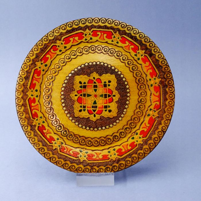 bałkany zdobiony talerzyk drewniany ozdoba naścienna folk styl ludowy