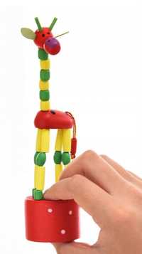 Wyginana Drewniana Żyrafa z przyciskiem do zabawy
