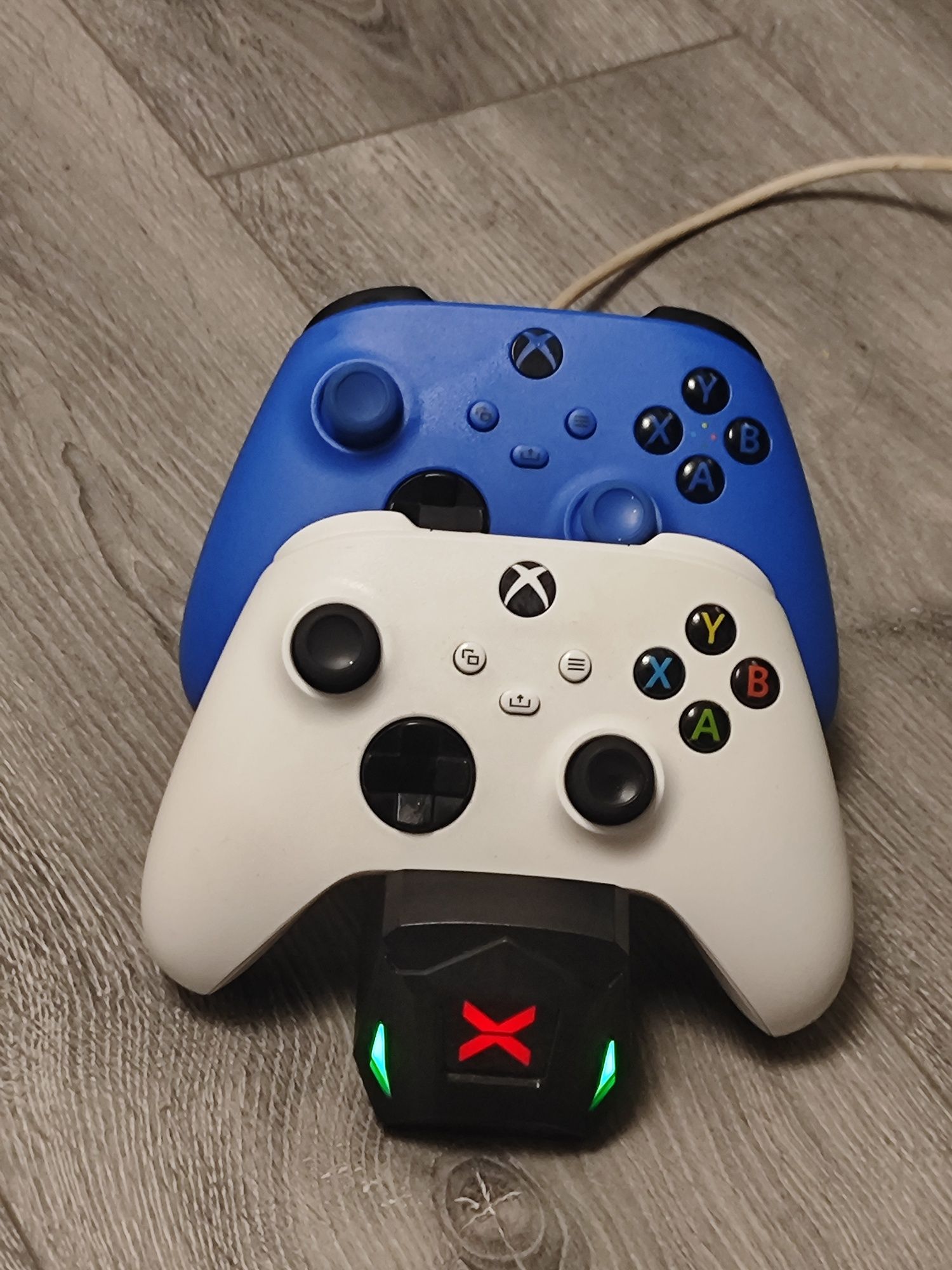 Xbox series S + 2 джойстика + зарядна станція