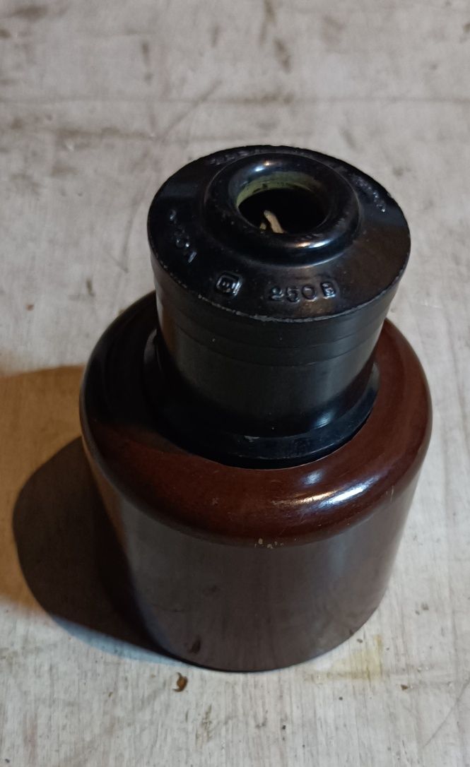 Retro gniazdo natynkowe i wtyczka PRL