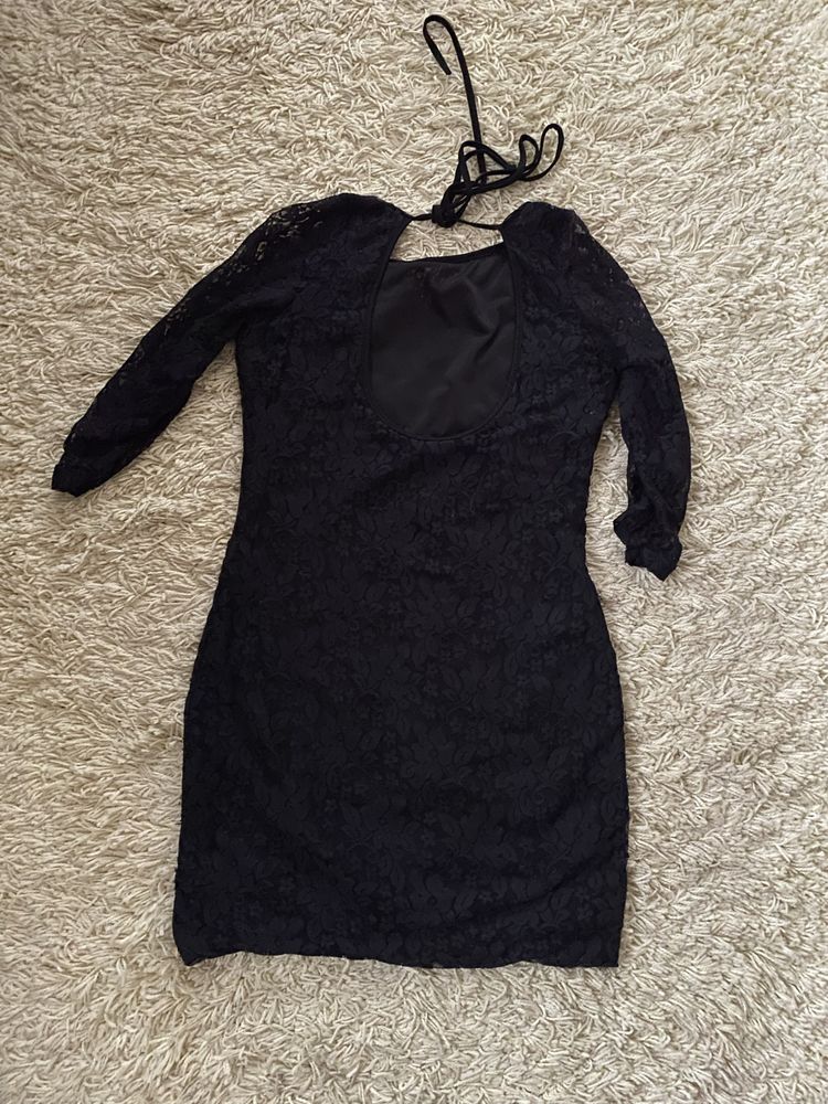 Mała czarna sukienka z koronką mini z odkrytymi plecami