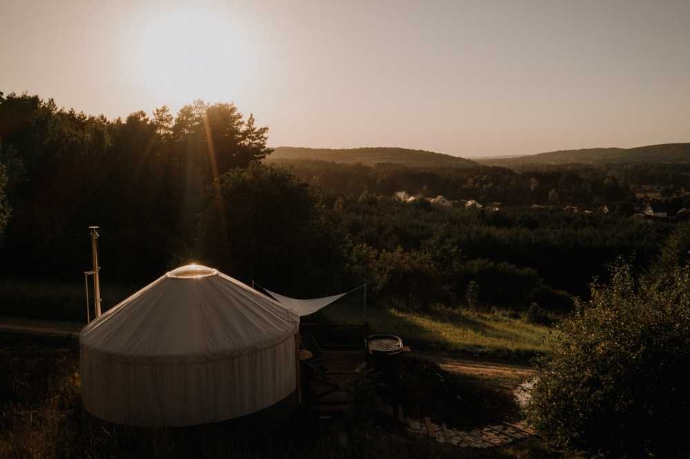 Jurta Szary Wilk z prywatnym jacuzzi i leśnym spa-Dzikolas glamping