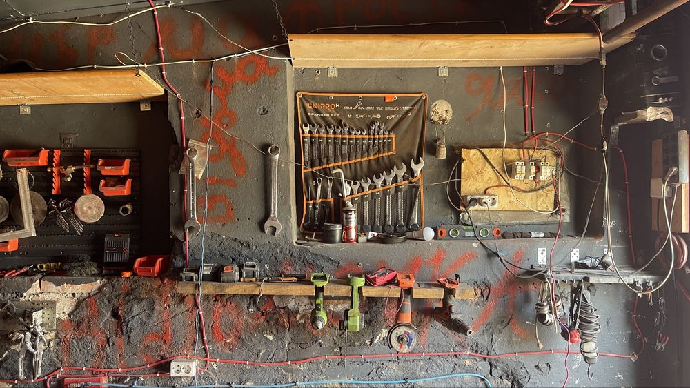 Продам гараж з інструментом під сто