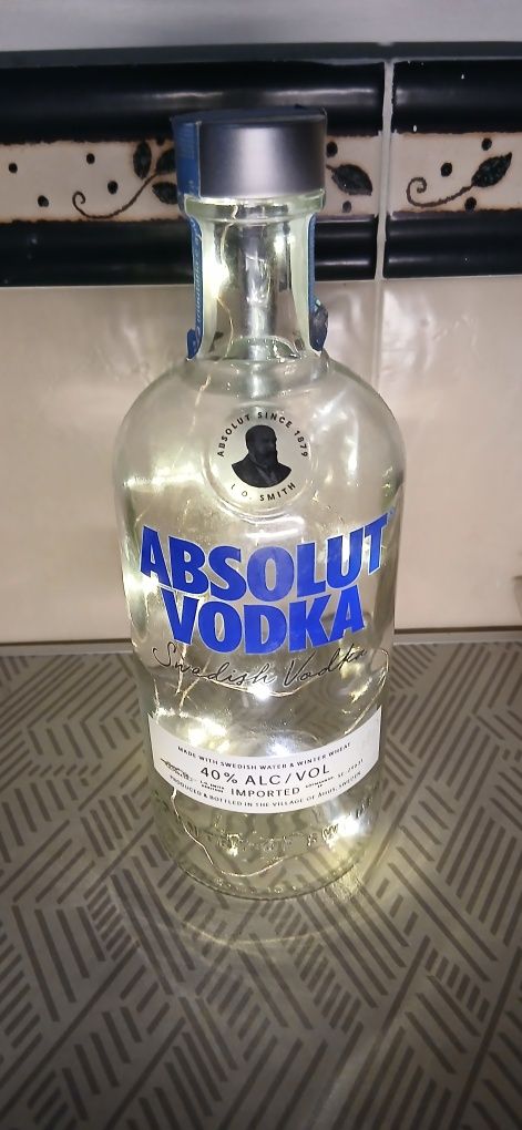 Garrafa Absolut Vodka Iluminada com LEDs – Peça Decorativa Única