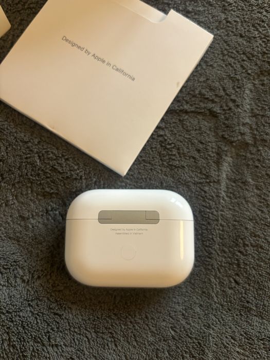 Białe słuchawki „airpods pro”